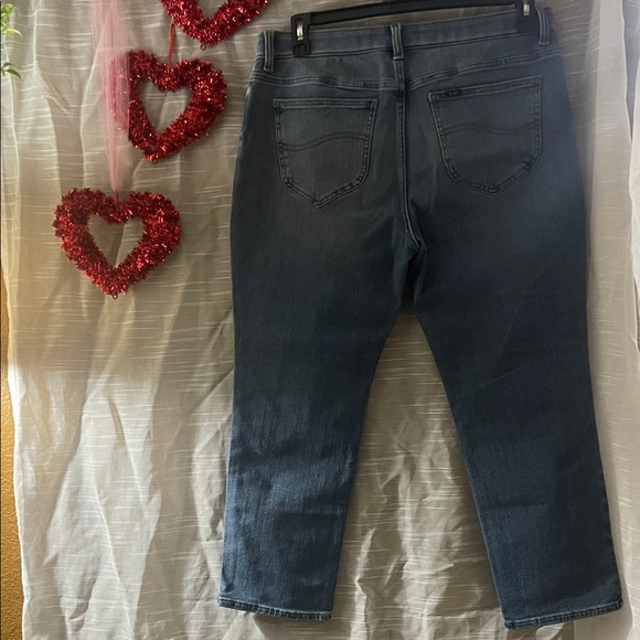 Lee Women's Cropped Blue Jeans - Picture 3 of 5